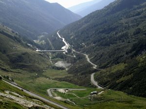 Linienbus nach Aosta auf der suedlichen Passzufahrt